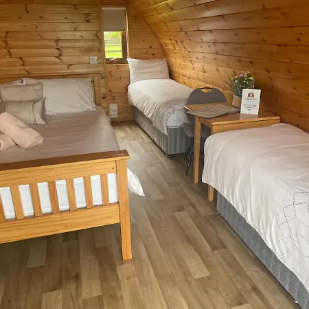 Emlagh, Self Catering Glamping Pods Шале *